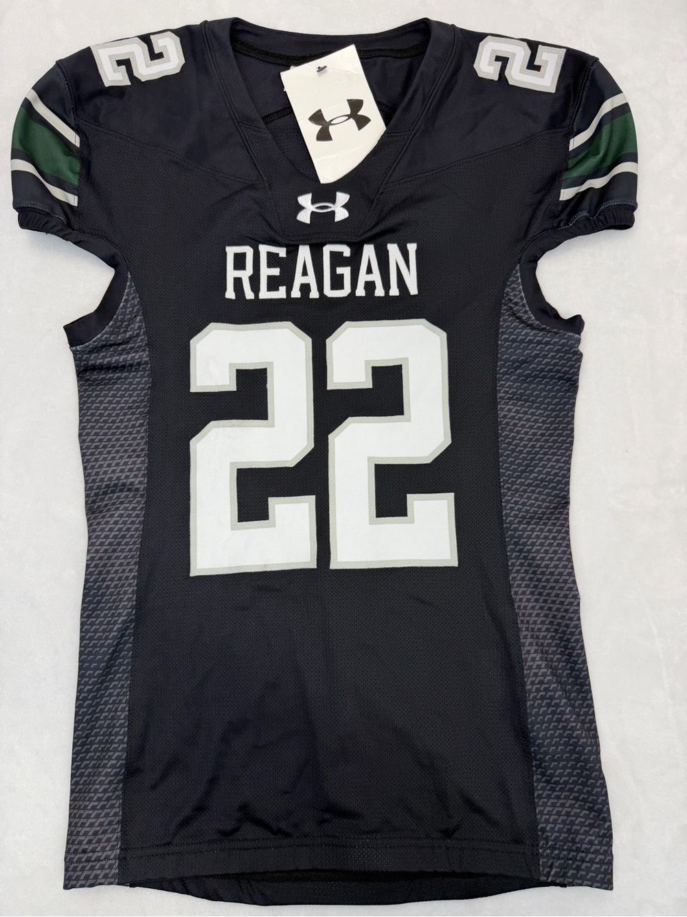 Under Armour Football Jersey Reagan #22 Mens Size L Black White NWT